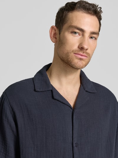 Männermodel trägt Relaxed Fit Freizeithemd mit Strukturmuster von Lindbergh in Dunkelblau aus Reiner Baumwolle, Nahaufnahme Oberkörper.