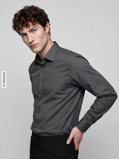 Männermodel trägt Comfort Fit Businesshemd aus reiner Baumwolle von OLYMP in Dunkelgrau, glatte Textur, Ganzkörperansicht von vorne, Herren Businesshemd von OLYMP Luxor, KI-modifiziertes Bild.