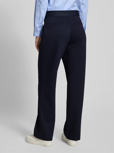 Männermodel trägt Hose mit Längsnähten und elastischem Bund von monari, Material-Mix mit Viskose-Anteil, Regular-Fit, Ganzkörperansicht Rückansicht.