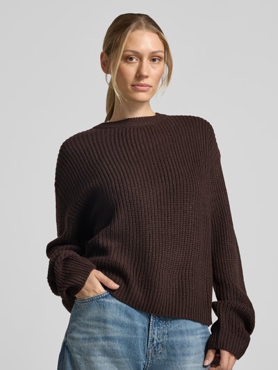 Frauenmodel trägt Regular Fit Pullover mit Crew Neck Modell 'LEA' von VERO MODA in Dunkelbraun, grobe Strickstruktur, Nahaufnahme Oberkörper.