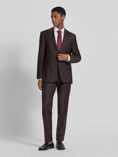Männermodel trägt Straight Fit Anzugjacke mit Reverskragen von Roy Robson in Braun, Elastischer-Material-Mix, 2-Knopfleiste, Pattentaschen, Ganzkörperansicht von vorne.