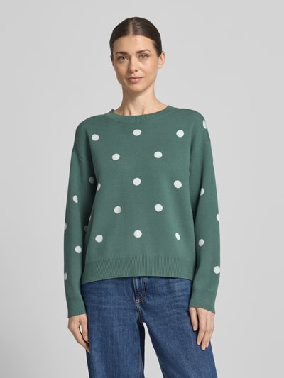 Frauenmodel trägt Strickpullover aus Viskose-Mix Modell 'Flow' von FREE/QUENT im Allover-Look, Rundhalsausschnitt, Ganzkörperansicht von vorne.