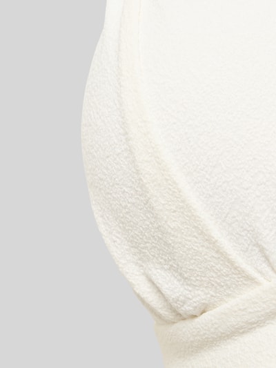 Frauenmodel trägt Bikini-Oberteil mit Label-Detail Modell 'MAHO' von Banana Moon, Weiß, strukturierte Textur, Material-Mix mit Stretch-Anteil, körpernaher Schnitt, Neckholder, Schnürverschluss, Detailaufnahme.