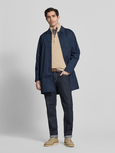 Męski model nosi Regular Fit Kurtka przeciwdeszczowa z bawełną Model 'ROKIG' od Barbour, jednokolorowy, wykładany kołnierz, długi rękaw, zapięcie na listwę guzikową, wpuszczane kieszenie, kieszeń wewnętrzna, mieszanka materiałów, funkcja wodoszczelności i oddychalności, całkowity widok z przodu.