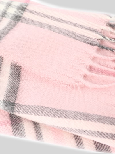 Produktfoto, Schal mit Kordel-Abschluss Modell 'Karo' von FRAAS, gewebte Optik, kariertes Muster in Rosa und Grau, feine Fransen, strukturierte Textur.