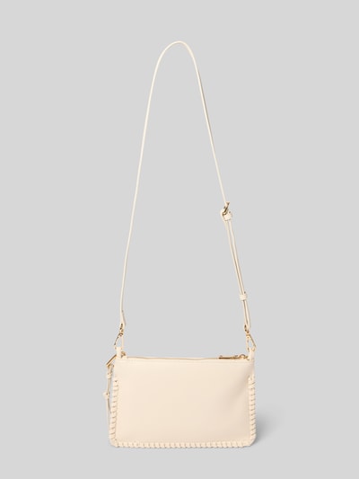 Produktfoto, Crossbody Bag mit Logo-Detail Modell 'Jendal' van Seidenfelt in lichte leerlook met goudkleurige metalen details, hoofdvak met ritssluiting, afneembare schouderband, breedte 24 cm, lengte 17 cm, diepte 1 cm, bandlengte 124 cm.