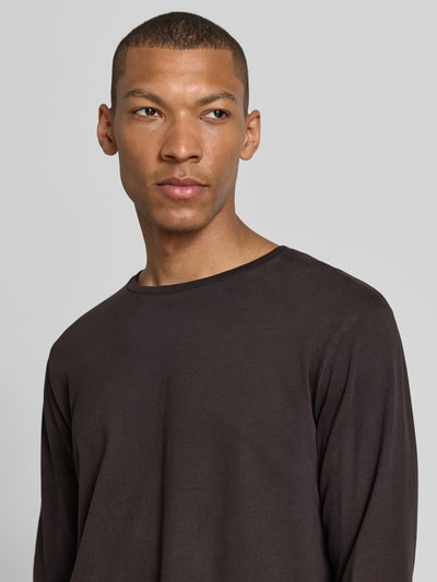 Männermodel trägt Regular Fit Longsleeve aus reiner Baumwolle Modell 'Kendrick' von Drykorn, Rundhalsausschnitt, Nahaufnahme Oberkörper. Herren Longsleeve, Rückenlänge bei Größe M 70 cm.