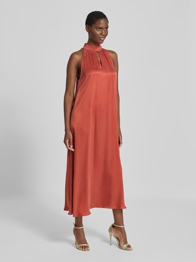 Frauenmodel trägt Midikleid aus Viskose-Mix mit Neckholder von Jake*s Collection, rostrote Farbe, gerade Passform, Ganzkörperansicht von vorne.