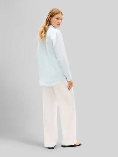 Frauenmodel trägt Relaxed Fit Langarmbluse aus reinem Leinen von Tommy Hilfiger, Optik: Unifarben, Passform: Relaxed-Fit, Hemdkragen, Logo-Stitching, einreihige Knopfleiste, langarm mit Manschette, abgerundeter Rumpfabschluss, Materialverarbeitung: Flammgarn, Material: Leinen, Ganzkörperansicht Rückansicht.