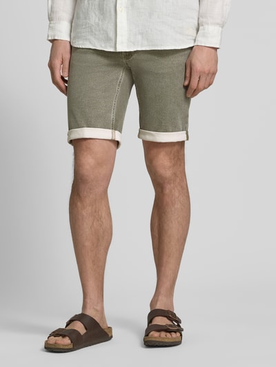 Männermodel trägt Regular Fit Jeansshorts aus Baumwoll-Mix von Brax, Optik: Unifarben, 5-Pocket-Design, Nahaufnahme Unterkörper.