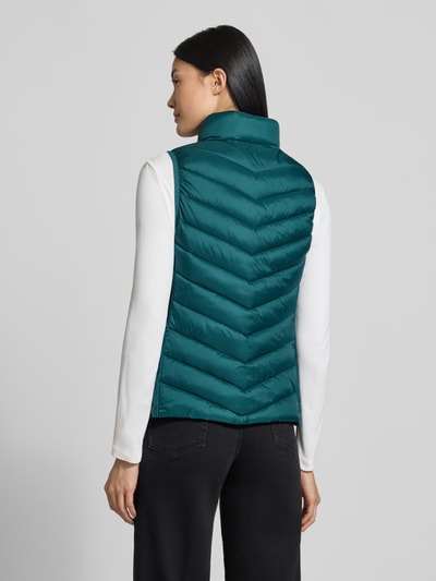 Kobiece model prezentuje Regular Fit Weste mit Stehkragen od Jake*s Casual w kolorze ciemnoturkusowym, tekstura pikowana, widok całej sylwetki od tyłu