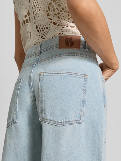 Vrouwenmodel draagt Wide Leg Jeans met opgestikte steekzakken model 'ZOEL' van Bash, puur katoen, detailopname rug.