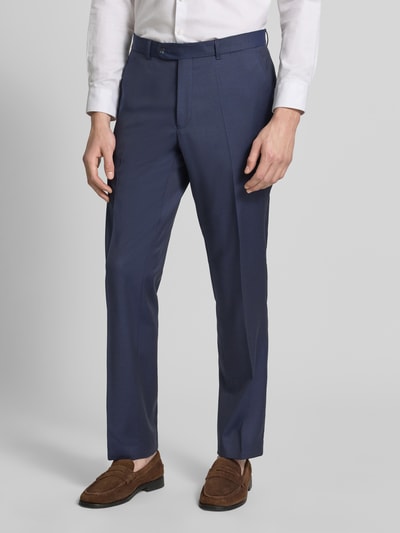 Männermodel trägt Anzughose aus Schurwolle mit Bügelfalten Modell 'Silvio' von Carl Gross in Blau, Straight Fit, Nahaufnahme Oberkörper, Kontext: Herren Anzughose, Reine Schurwolle, Knopf-, Haken- und Reißverschluss, Französische Eingrifftaschen, Gesäßleistentaschen, Bundweite bei Größe 50: 42 cm, Innenbeinlänge: 79 cm.