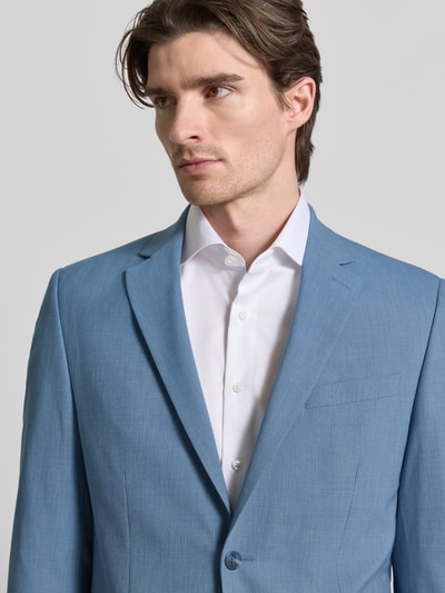 Männermodel draagt Regular Fit Anzugjacke met viscosedeel van HECHTER PARIS, lichtblauw, borstzak, reverskraag, detailopname bovenlichaam.