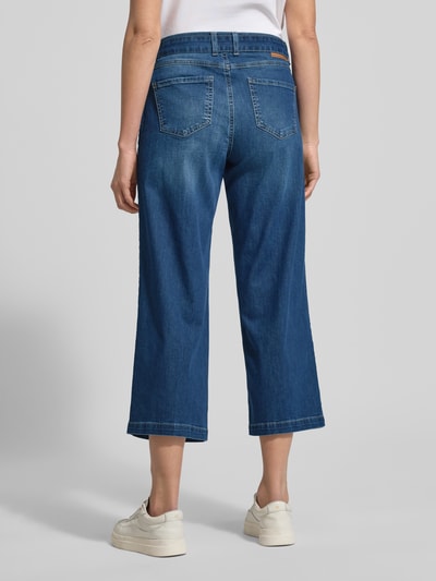 Männermodel trägt Jeans mit weitem Bein und Gürtel Modell 'Linn City' von Angels, Mieszanka bawełny z dodatkiem streczu, szerokie nogawki, pasek, szerokość w rozmiarze 36/26: 40 cm, długość wewnętrzna nogawki: 65 cm, Ganzkörperansicht Rückansicht.