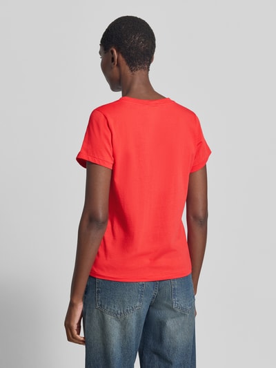 Frauenmodel trägt Regular Fit T-Shirt aus reiner Baumwolle von Polo Ralph Lauren in Uni-Rot, kurze Ärmel, Jersey, Ganzkörperansicht Rückansicht.