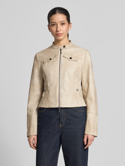 Kobiece model prezentuje Slim Fit Jacke in Leder-Optik od Amber & June, beżowy materiał skóropodobny, stójka, kieszenie na piersi i wpuszczane kieszenie, zamek błyskawiczny dwustronny, długość tyłu w rozmiarze 36: 53 cm, szerokość ramion w rozmiarze 36: 41 cm, szerokość w rozmiarze 36: 48 cm, długość rękawów w rozmiarze 36: 65 cm, widok całej sylwetki z przodu.