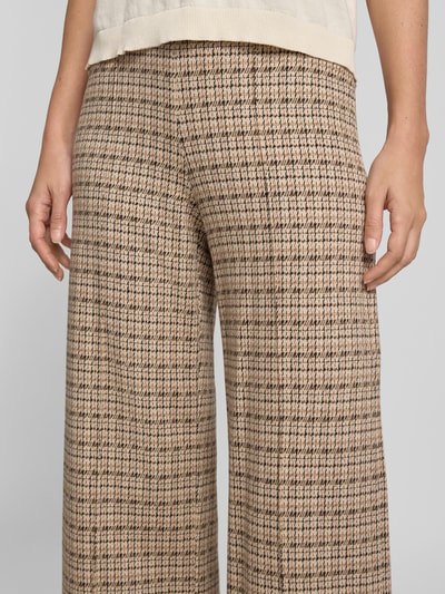 Frauenmodel trägt Schlaghose mit elastischem Bund von Raffaello Rossi, Allover-Gitterkaro in Beige und Schwarz, Baumwollmix, Nahaufnahme Oberkörper.
