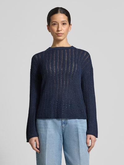 Frauenmodel trägt Comfort Fit Strickpullover im Semitransparenter Optik von Tom Tailor Denim in Dunkelblau, Strukturmuster, Ganzkörperansicht von vorne.