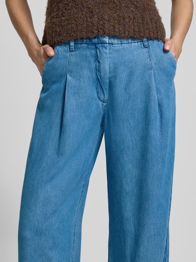 Vrouwenmodel draagt Wide Leg Jeans aus Lyocell mit Eingrifftaschen van Lanius in lichtblauw met steekzakken, achterzak, bandwijdte maat 36: 39 cm, binnenbeenlengte maat 36: 81 cm, detailopname heup en bovenbenen.