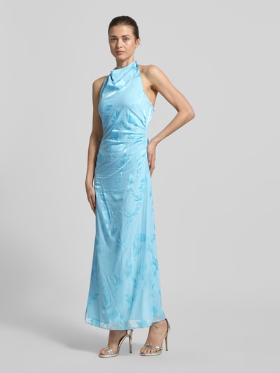 Frauenmodel trägt Neckholder-Maxikleid Modell 'della' von Forever New in Hellblau, Material-Mix mit Viskose-Anteil, Gerader-Schnitt, Ganzkörperansicht von vorne.