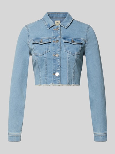 Produktfoto, lichtblauwe slim fit dames jeansjack Slim Fit Jeansjacke aus Baumwoll-Mix Modell 'WONDER' van Only in denimlook, cropped lengte, platte kraag, eenrijige knoopsluiting, borstzakken, franjes aan de romp, en gemaakt van katoenmix.