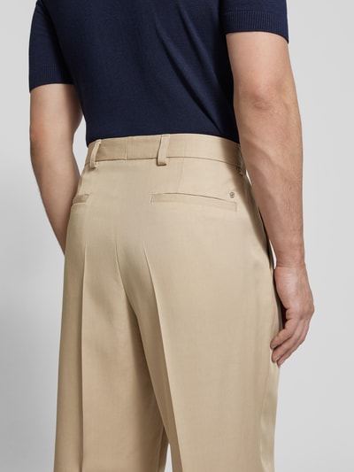 Männermodel trägt Wide Leg Bundfaltenhose aus Lyocell Modell 'C-PAT-BB-DPL-262' von BOSS, Optik: Unifarben, Ganzkörperansicht Rückansicht
