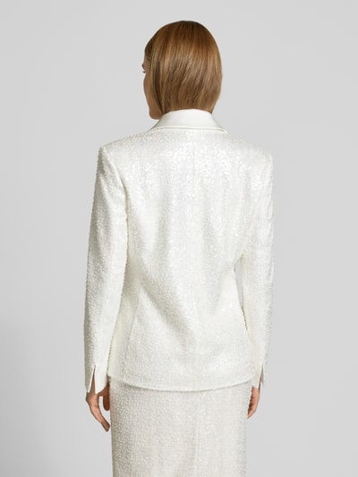 Frauenmodel trägt Blazer mit Paillettenbesatz und Reverskragen von Marc Cain in Weiß mit tailliertem Schnitt, Rückenansicht, Ganzkörperansicht Rückansicht.