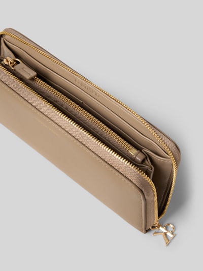 Produktfoto, Portemonnee met labeldetail van CK Calvin Klein van echt leer, hoofdvak met ritssluiting, beige met gouden accenten, glad oppervlak.