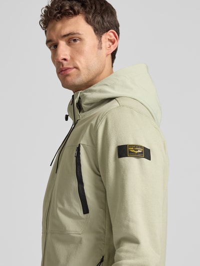 Männermodel trägt Jacke mit Reißverschlusstaschen von PME Legend, Baumwoll-Mix, Regular-Fit, Kapuze, Label-Detail, Nahaufnahme Oberkörper.
