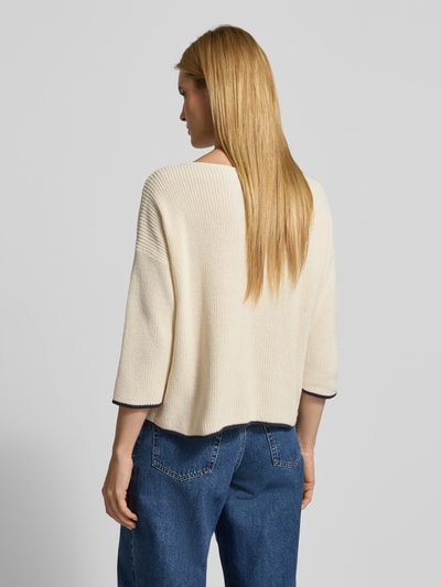 Frauenmodel trägt Strickpullover mit 3/4-Ärmel von comma in Beige, lockerer Schnitt, reine Baumwolle, U-Boot-Ausschnitt, Ganzkörperansicht Rückansicht.