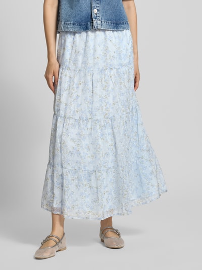 Frauenmodel trägt Ausgestellter Maxi-Rock mit elastischem Bund Modell 'LELIZA' von Only, Optik: Allover-Muster, Regular-Fit, Maxi-Länge, Bundabschluss: elastisch, Saum: gerade, Materialverarbeitung: Dobby, helle Blautöne mit zartem Muster, fließende Textur, Ganzkörperansicht von vorne.