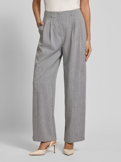 Frauenmodel trägt Fein strukturierte Wide Leg Hose von Jake*s Collection, hellgrau, leicht glänzende Oberfläche, Material-Mix, Nahaufnahme Oberkörper.