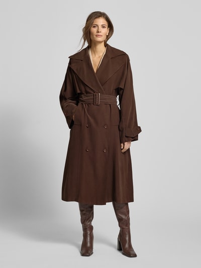 Frauenmodel trägt Mantel mit Reverskragen von Jake*s Casual, braun, lockerer Schnitt, Taillengürtel, Knopfverschluss, Ganzkörperansicht von vorne