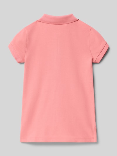 Mädchen trägt Regular Fit Poloshirt aus Baumwoll-Mix von Polo Ralph Lauren Teens in Optik: Unifarben, Piqué-Struktur, Ganzkörperansicht Rückansicht.