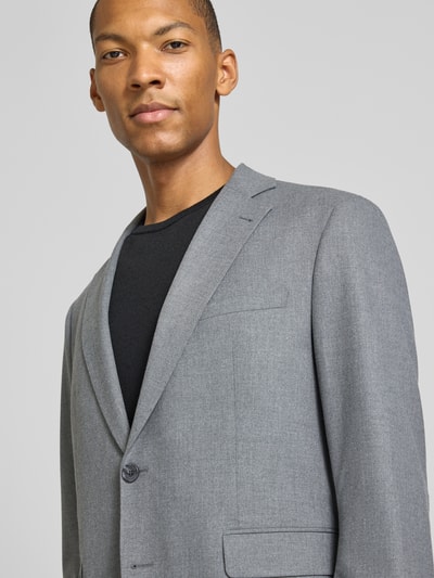 Männermodel trägt Sakko mit Pattentaschen Modell 'Data' von CINQUE in Grau, feine Textur, Regular Fit, Nahaufnahme Oberkörper. Material-Mix mit Viskose-Anteil, Reverskragen, Knopfleiste, Brustleistentasche.