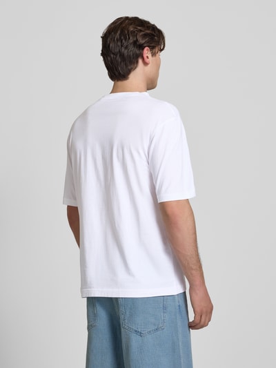 Männermodel trägt Regular Fit T-Shirt aus reiner Baumwolle Modell 'NORIZOM' von Hugo Blue in Optik: Unifarben, Ganzkörperansicht Rückansicht.