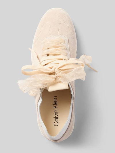 Produktfoto, Low Top Sneaker aus echtem Leder Modell 'LOW PROFILE RUN' von CK Calvin Klein, Two-Tone-Optik, Organza, Logo-Applikation, Ziernähte, profiliert, Veloursleder, abgerundete Schuhspitze