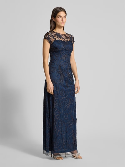 Frauenmodel trägt Abendkleid mit Stickereien von LUXUAR FASHION in Dunkelblau mit Rundhalsausschnitt, tailliert, semitransparent, Ganzkörperansicht von vorne.