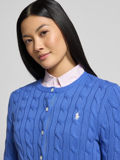 Frauenmodel trägt Slim Fit Strickjacke mit Logo-Stitching von Polo Ralph Lauren aus reiner Baumwolle, Rundhalsausschnitt, Knopfleiste, elastische Abschlüsse, Farbe Blau, Nahaufnahme Oberkörper.