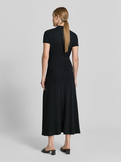 Frauenmodel trägt Regular Fit Freizeitkleid aus Baumwoll-Mix von Polo Ralph Lauren, schwarz, unifarben, Midi, Logo-Stitching, Ganzkörperansicht Rückansicht