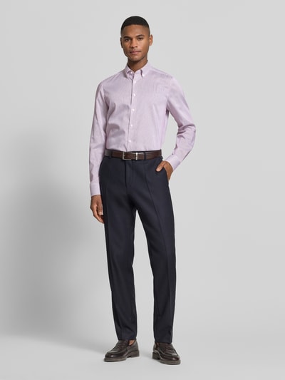 Männermodel trägt Slim Fit Business-Hemd mit Button-Down-Kragen von OLYMP Level Five, Reine Baumwolle, Knopfleiste, Ganzkörperansicht von vorne.