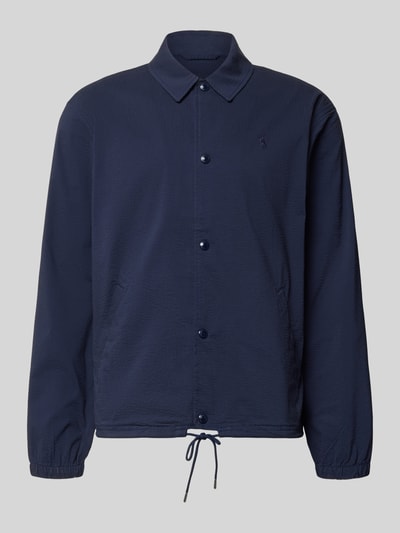 Produktfoto, Regular Fit Blouson aus Baumwoll-Mix Modell 'SEERSUCKER' von Polo Ralph Lauren in Dunkelblau, gestreiftes Twill-Stretch-Material, elastische Bündchen, Umlegekragen, Druckknopfleiste, Logo-Stitching, seitliche Eingrifftaschen.