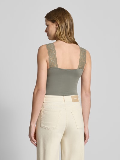 Frauenmodel trägt Slim Fit Tank Top aus Viskose-Mix Modell 'BARBERA LACE' von Pieces in Uni-Optik mit breiten Spitzen-Trägern, Jersey-Struktur, Ganzkörperansicht Rückansicht.