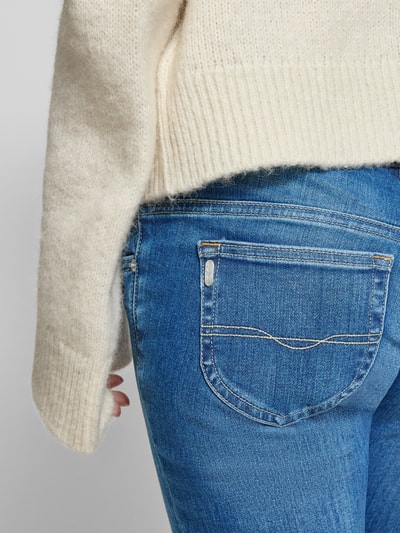 Vrouwenmodel draagt Skinny Fit Jeans aus Baumwoll-Mix Modell 'VENUS' van Pepe Jeans, denim, unicolor, label details, detailopname achterkant.
