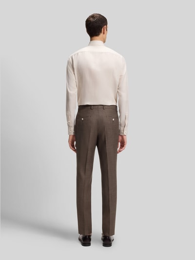 Männermodel trägt Slim Fit pantalon van mix van scheerwol, zijde en linnen model 'H-GENIUS-B1-262' van BOSS met mêlee look, persplooien, riemlussen, steekzakken en achterzakken, sluiting met haakjes en verborgen ritssluiting, gemêleerde textuur en bruine tinten. Ganzkörperansicht Rückansicht.