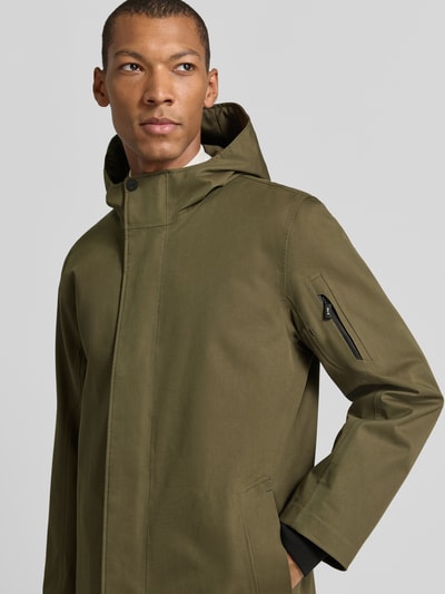 Męski model nosi Regular Fit Parka aus Baumwoll-Mix Modell 'Globe Evo' od g-lab w kolorze oliwkowym, kieszenie na ramieniu i z przodu, elastyczne mankiety, długość tyłu 90 cm, szerokość ramion 44 cm, szerokość klatki piersiowej 42 cm, długość rękawa 66 cm, tekstura matowa, widok górnej części ciała z przodu.