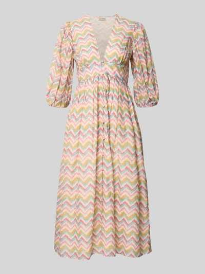 Produktfoto, Cocktailkleid im Allover-Look mit 3/4-Arm von LACE & BEADS, Reine Baumwolle, A-Linie, Midikleid, V-Ausschnitt, bunte Zickzack-Muster auf heller Struktur.