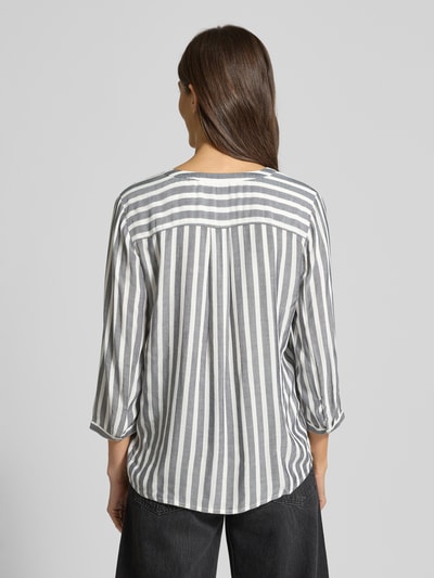 Modelka kobieca nosi Blusenshirt mit Streifenmuster von TOM TAILOR z wiskozy, luźny krój, paski, 3/4 rękawy, widok całej sylwetki z tyłu.
