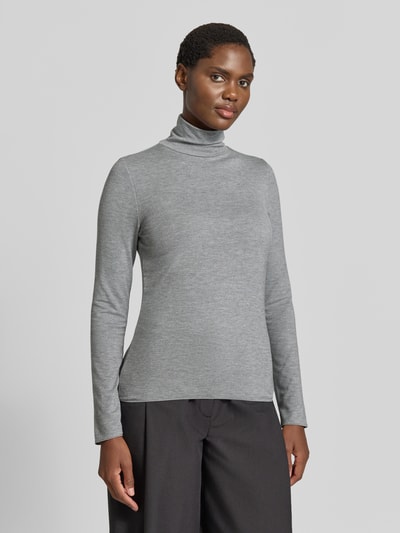 Frauenmodel trägt Longsleeve mit Rollkragen von someday, grauer Viskose-Mix mit Stretch, Ripp-Struktur, eng anliegend, Ganzkörperansicht von vorne.